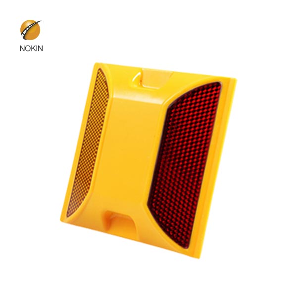On which part of the motorway are green reflective studs 